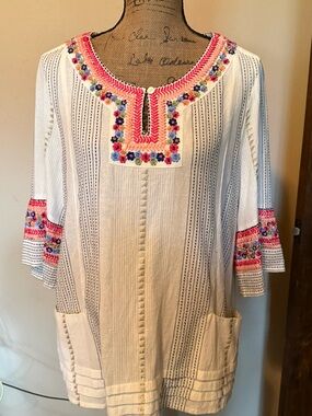 Soft Surroundings Cream Top with Black Stitching Detail